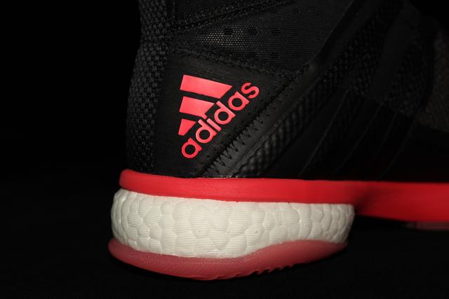 穿上就不想再脱的Q弹，阿迪达斯羽毛球鞋评测