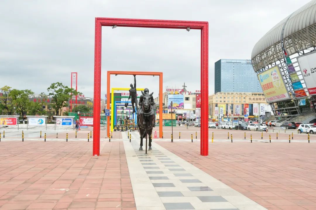 生命运动的颂歌──新亚洲体育城体育艺术广场系列雕像欣赏