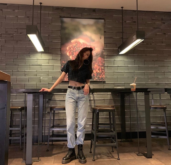 同样露脐为何有人穿成膀爷，有人穿出明星范？杨幂郑爽为你做示范