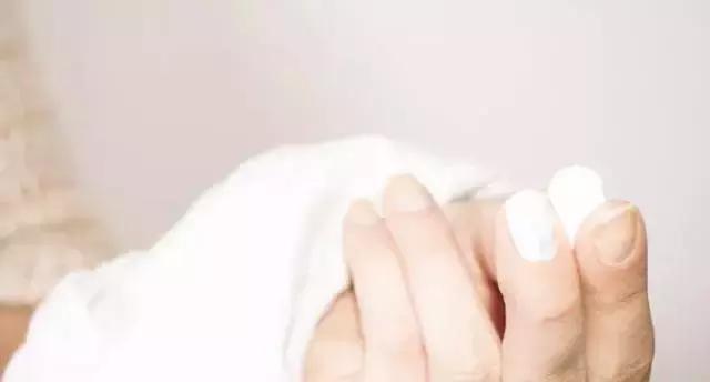 白衣服不小心染上了污渍怎么办,白衣服弄脏了怎么洗才能洗干净