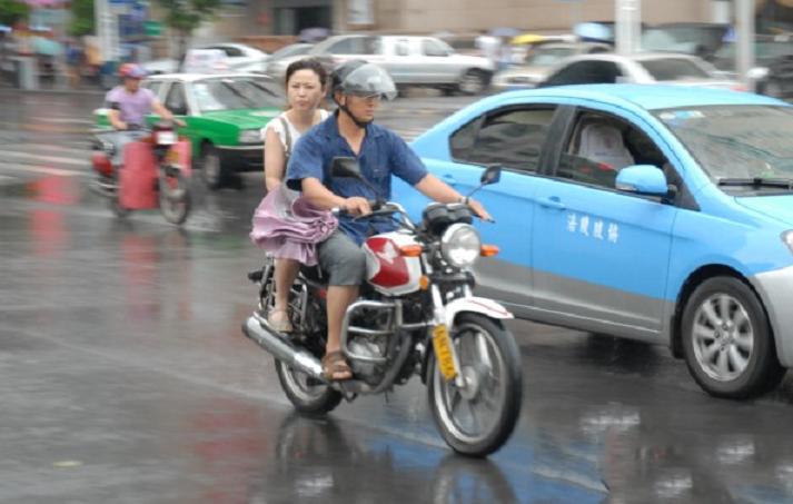 地方规定摩托车不能上高速合法吗,摩托车为啥不建议上高速呢