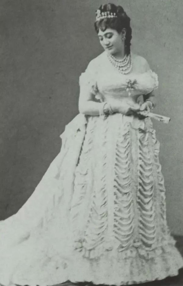 17岁抛夫弃子，一个用身体换金钱的*女妓**，凭什么有名有利？