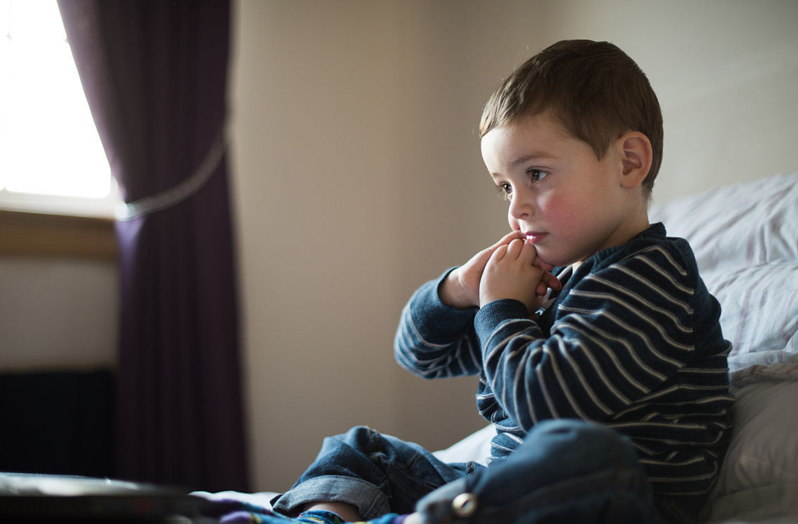 儿童啃指甲把指甲啃秃的坏处,儿童爱啃指甲长大能自愈吗