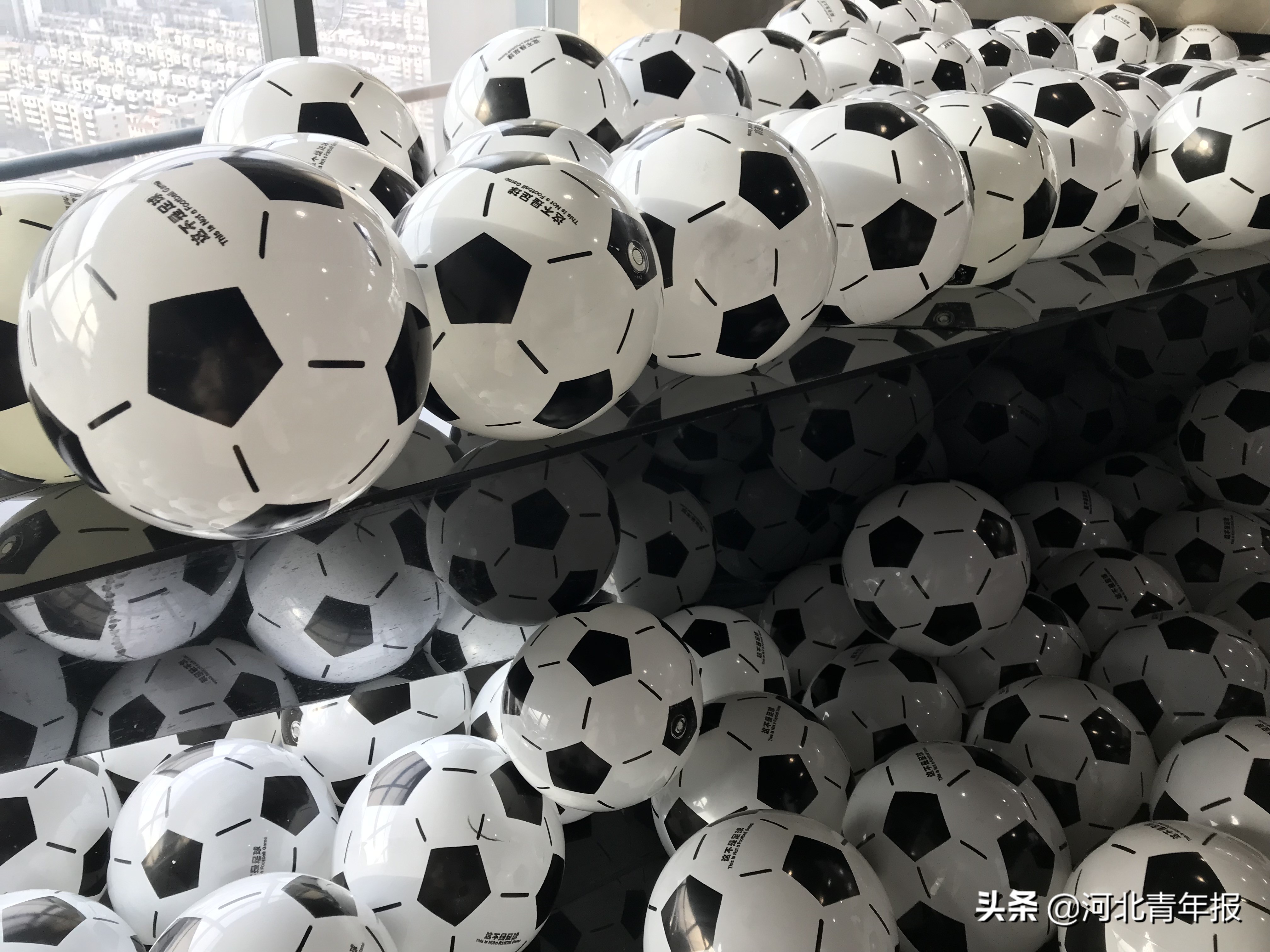 能踢球，能玩桌上“篮”足，还能抓百万大奖，这样的展览你见过吗？