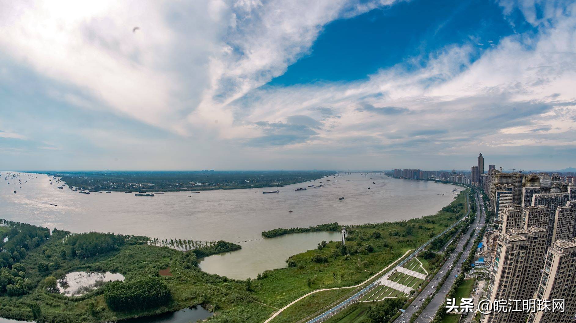 勇立潮头砥砺奋进文章,勇立潮头敢为人先作品