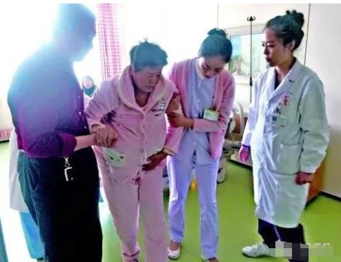 62岁女子嫁26岁小伙，8月后意外怀孕，网友：再次刷新三观