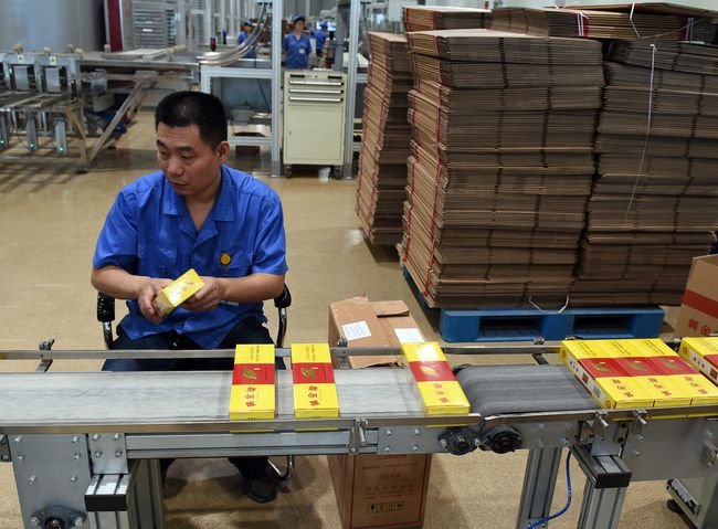 应届毕业生进烟厂待遇,卷烟厂流水线工人年薪15万