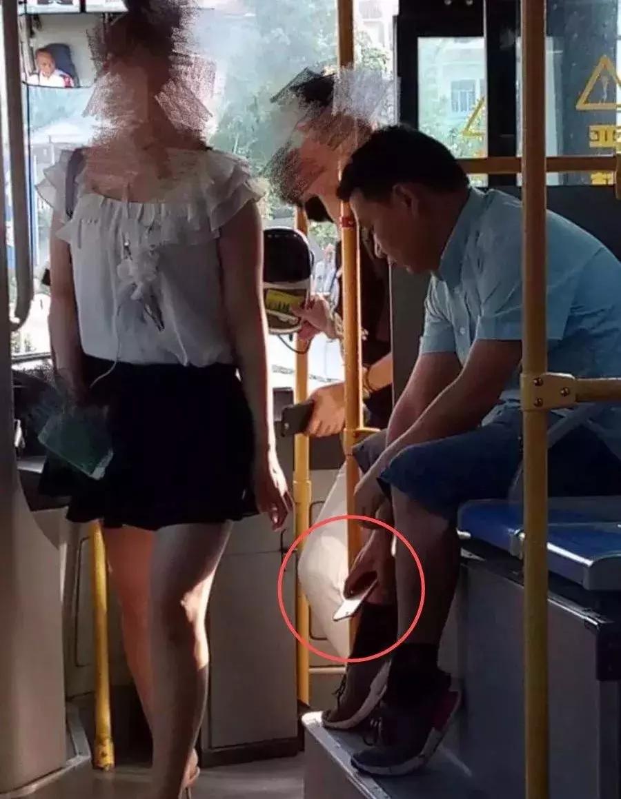 女孩们，小心你们裙底的镜头