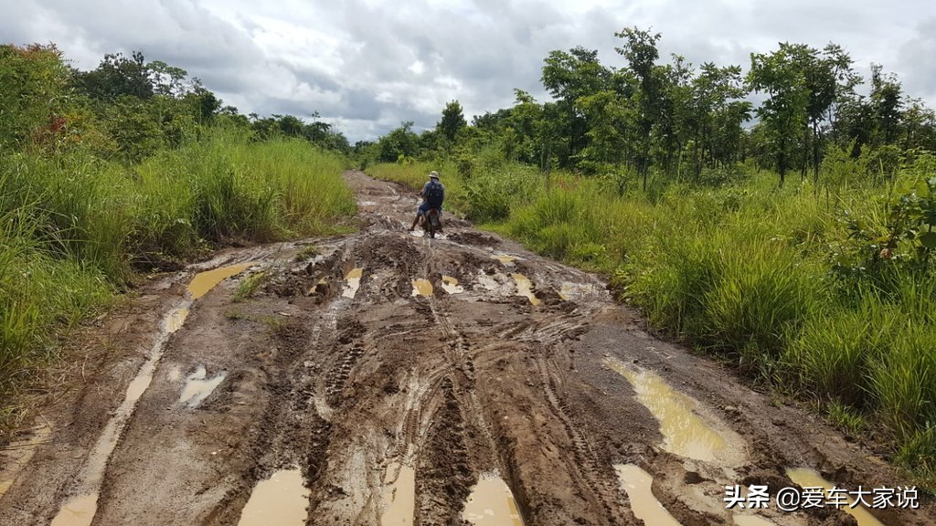 泥地汽车打滑怎么办,汽车陷入泥泞打滑