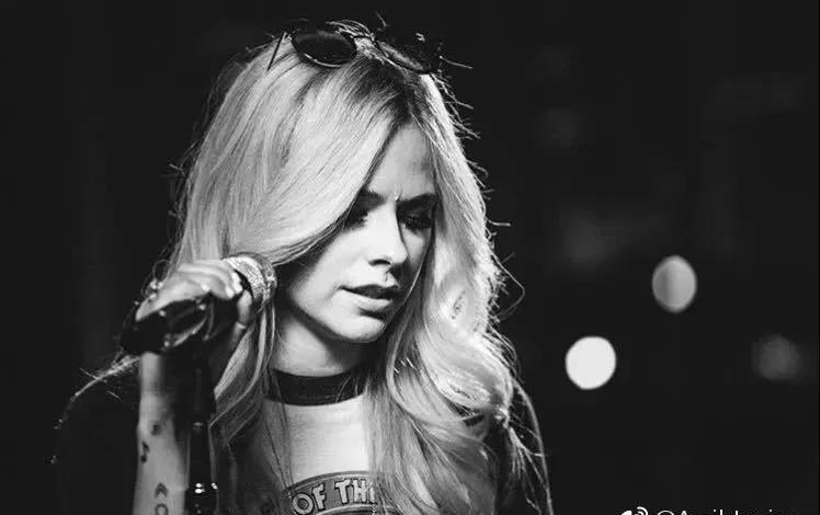 18岁红透全球却因患病失联，被揣测去世后涅槃重生，她叫艾薇儿