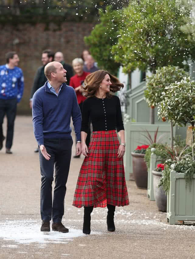 凯特王妃穿黄色连衣裙怀抱新生儿,凯特王妃穿裙套装