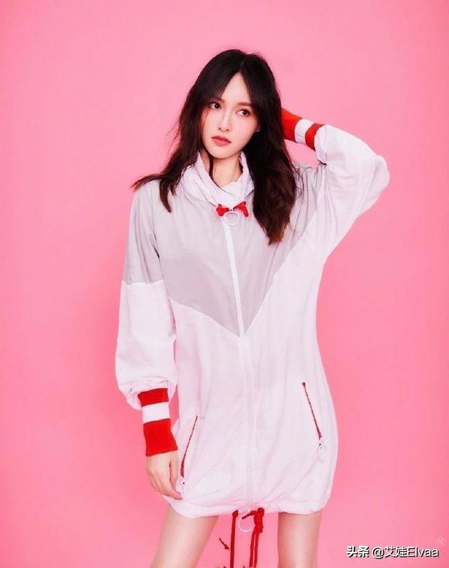 36岁的唐嫣身着粉嫩甜美亮相,唐嫣婚后首曝清新写真