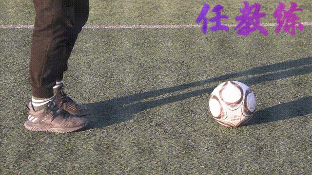 足球绕杆中考标准动作视频示范,中考体育足球绕杆技巧及训练方法