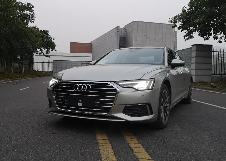 奥迪只能跑直线不能跑赛道,奥迪的灯不应该很大吗