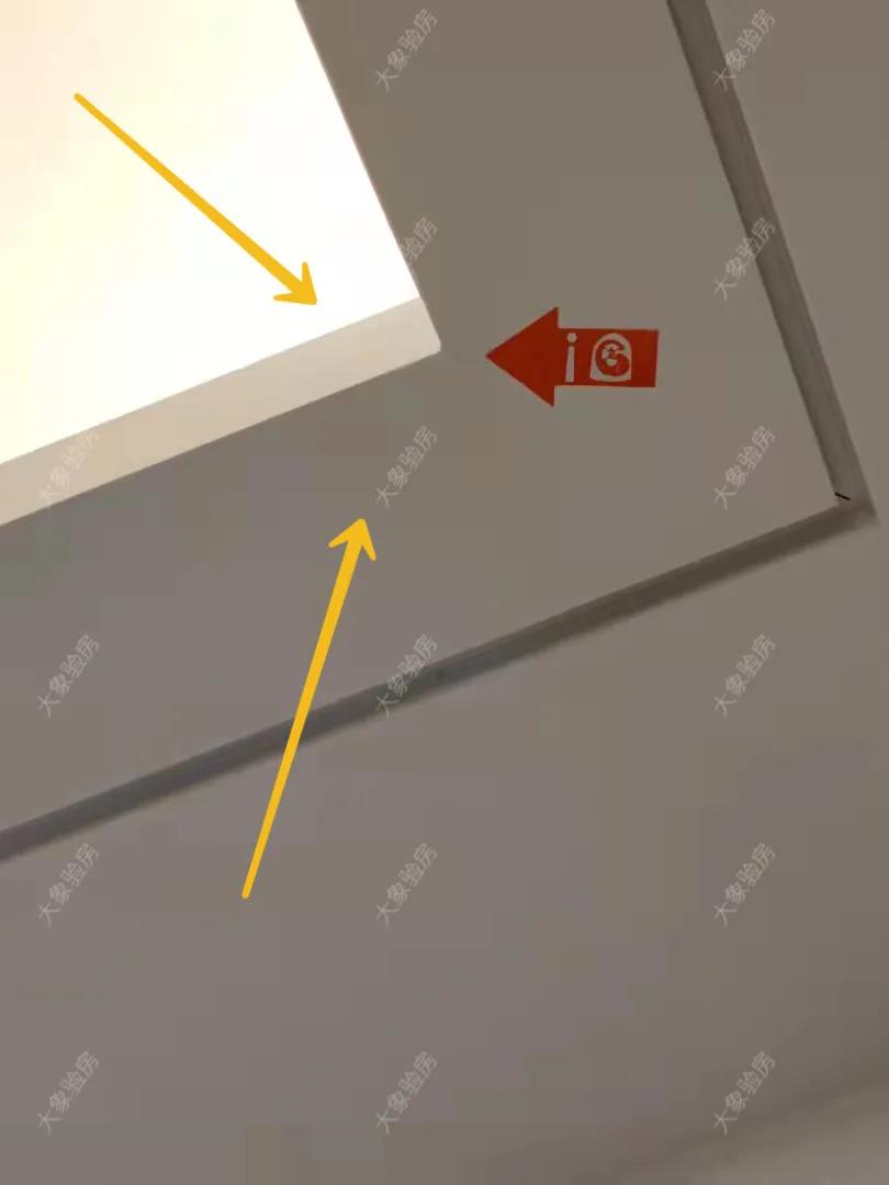 收房发现墙顶维修痕迹,精装房交房时踢脚线乳胶漆脱落