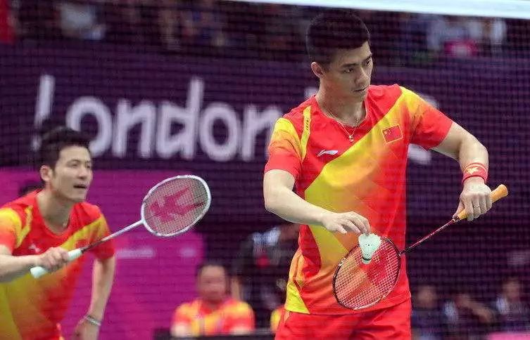 如何挑选一款适合自己的羽毛球拍,怎样给自己挑选合适的羽毛球拍