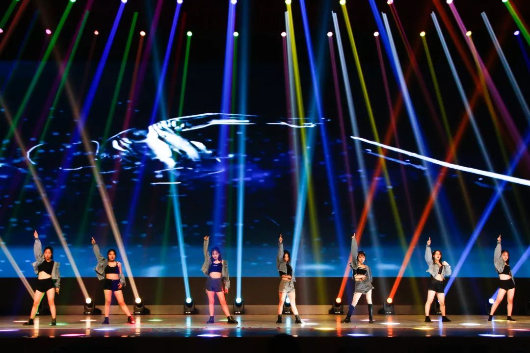 一场派对,一张面具,浪漫由你!川大锦江学院举行“假面舞会”