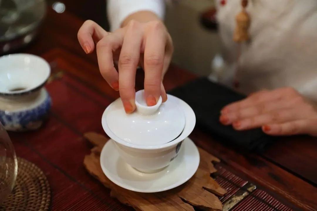 白茶饼有白色絮状,白茶饼里有絮状物