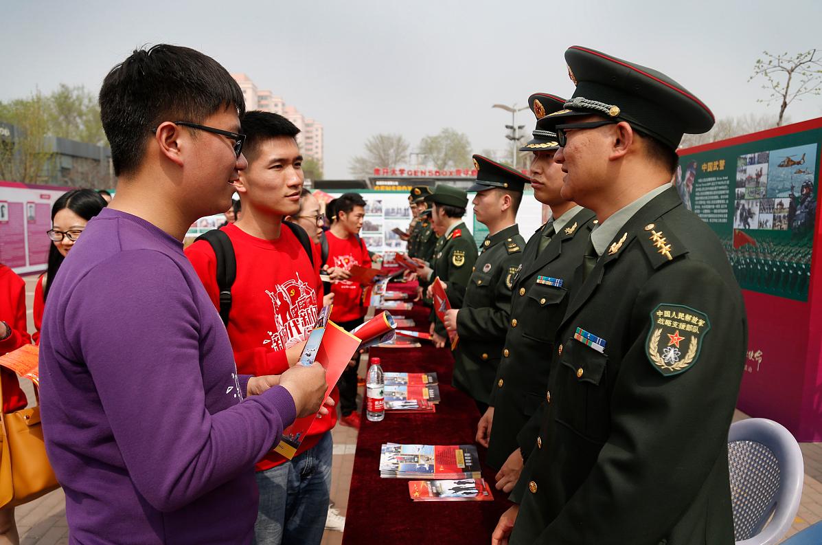 大学当兵报地方还是学校名额好,女艺术专科当兵大一好还是大二好