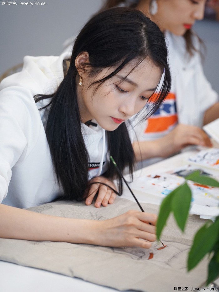 鹿晗关晓彤官宣戴的手表,鹿晗和关晓彤同款项链