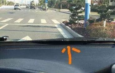 新手开车容易压线怎么办,新手开车老是觉得压线怎么办