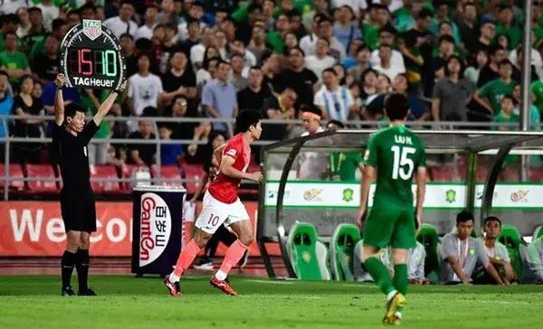 太有水瓶！天王山大战之夜，国安球迷“荣登”热搜....