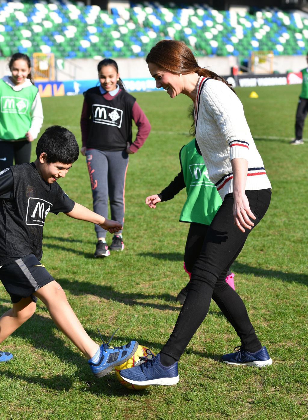 凯特王妃踢足球,凯特王妃运动穿搭