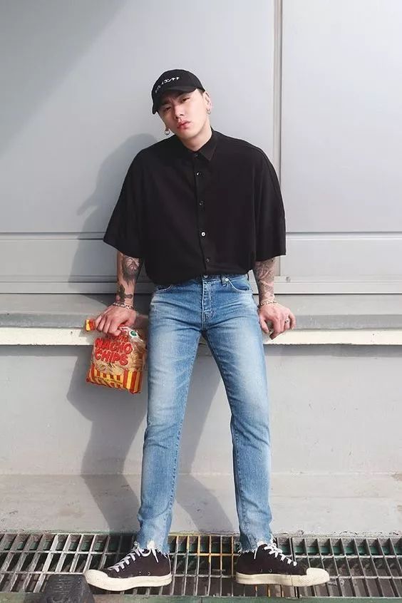 低调的黑色衬衫，应该怎样穿？