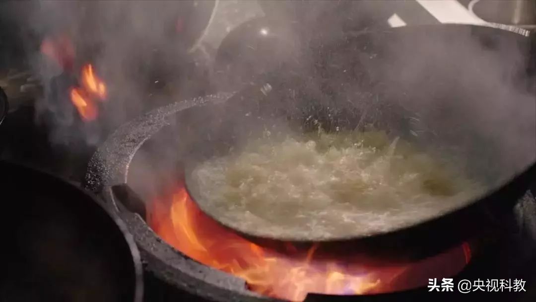 油锅着火不要慌,油锅起火时不正确的扑救方法