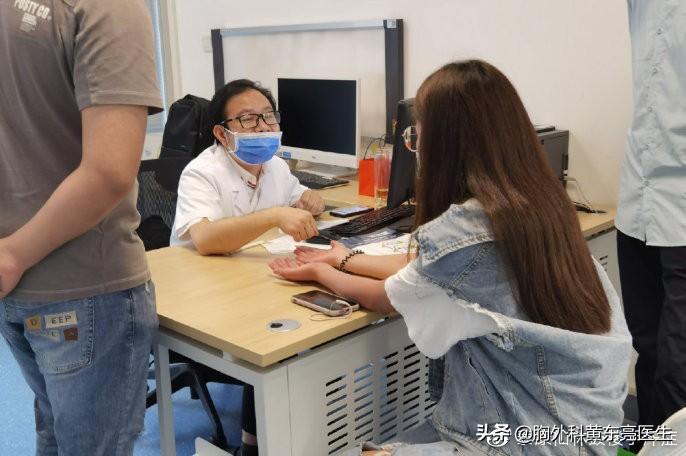 手汗症专病门诊｜让爱与责任同行，记黄东亮医生平凡又忙碌的一天