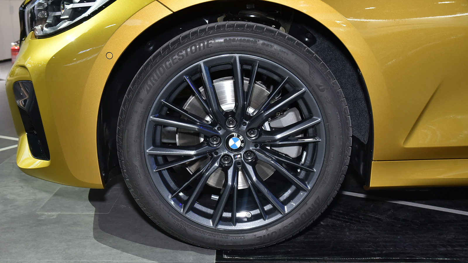 宝马330iM对比奔驰AMGA35L同价位/国产/性能/小弟车如何选?