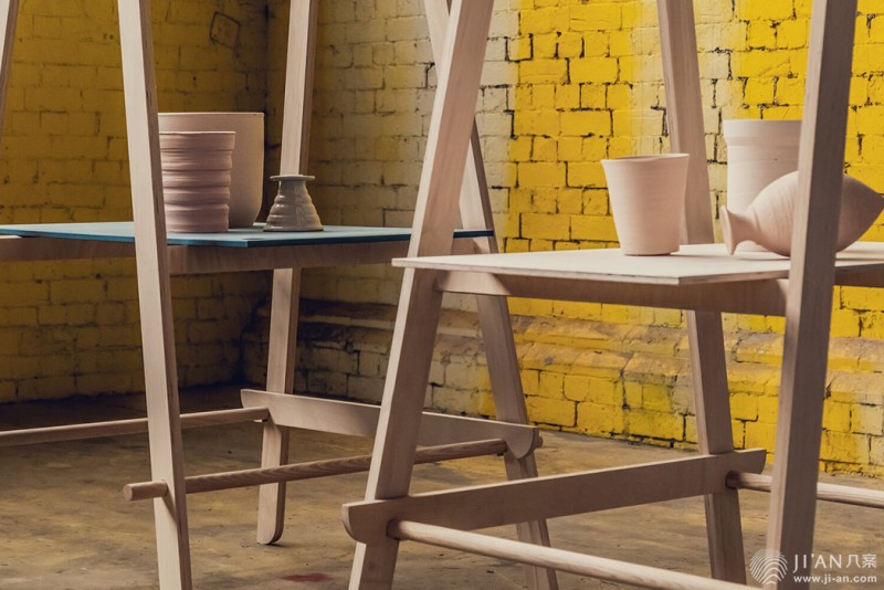 这款家具完美地适用于小的快闪店、咖啡馆甚至是DIY空间