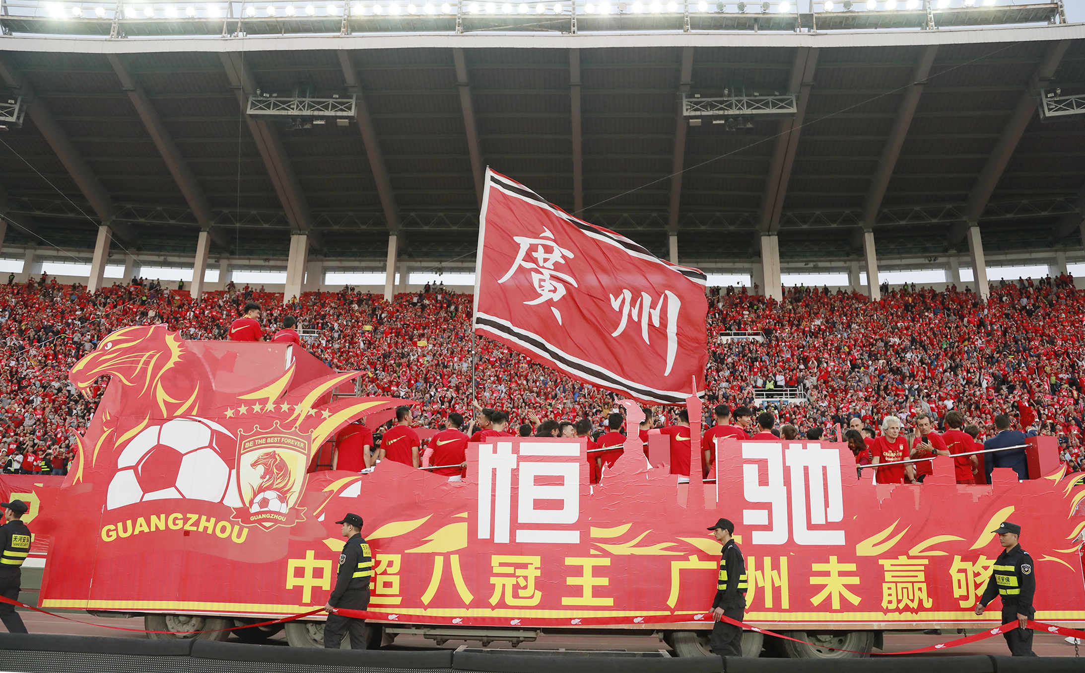 豪夺八冠王演绎王者荣耀足校小将亮相庆典代表“未来”