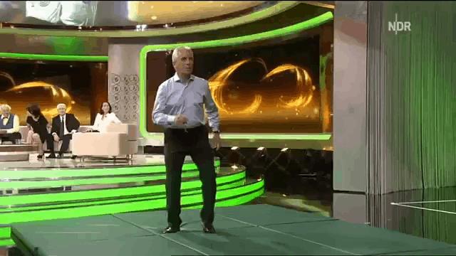 他是德国传奇球星，进球数仅次于盖德穆勒，江湖人称“倒钩之王”