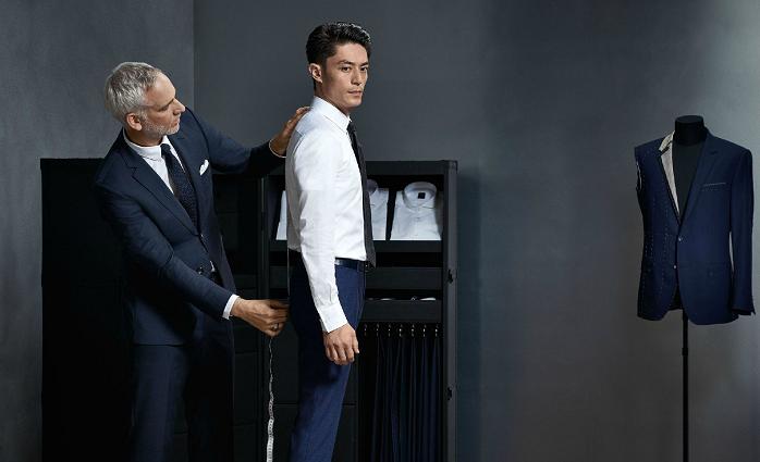 这位韩国大叔，在巴黎花光兜里的钱买了套高级西服，……