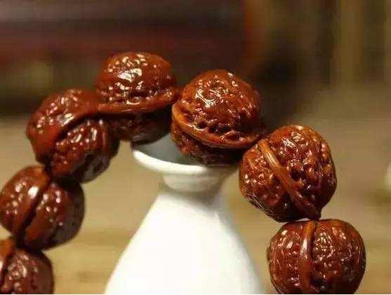 小核桃手串颜色很深但是不亮,小核桃手串几十个的跟几百的区别