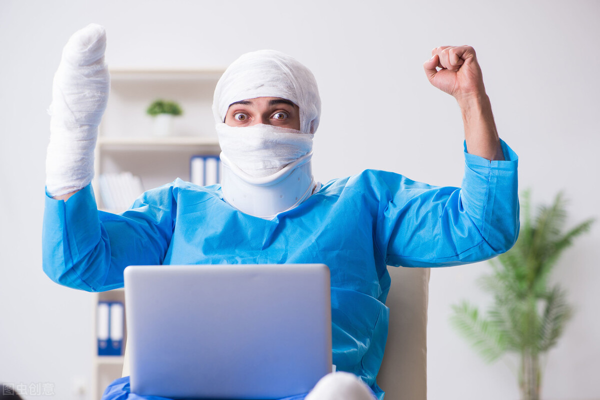 工伤申请超过30天由谁赔偿,工伤申请赔偿要提供哪些材料