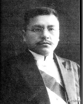 王天纵催马扬鞭，一伸手将毛奎英拉上马，接着啪啪啪，打完一梭子