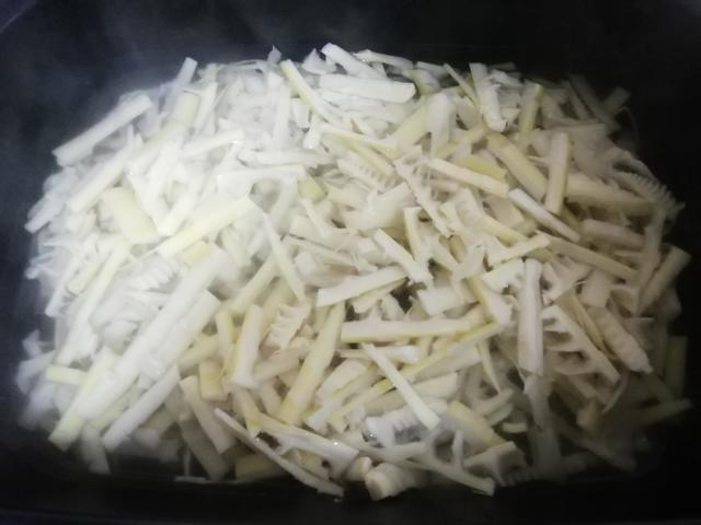 带皮新鲜小竹笋春笋怎么做才好吃,油焖春笋少油