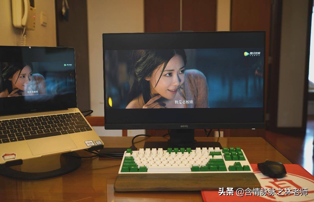 办公桌面打造,笔记本桌搭外接显示器精致布局