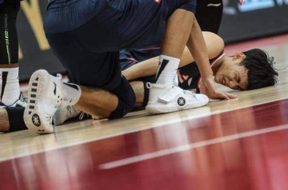 徐杰伤势在第三阶段是否能打,广东男篮球员徐杰崴脚