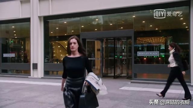 实习生里安妮海瑟薇的衣服品牌,安妮海瑟薇实习生穿搭