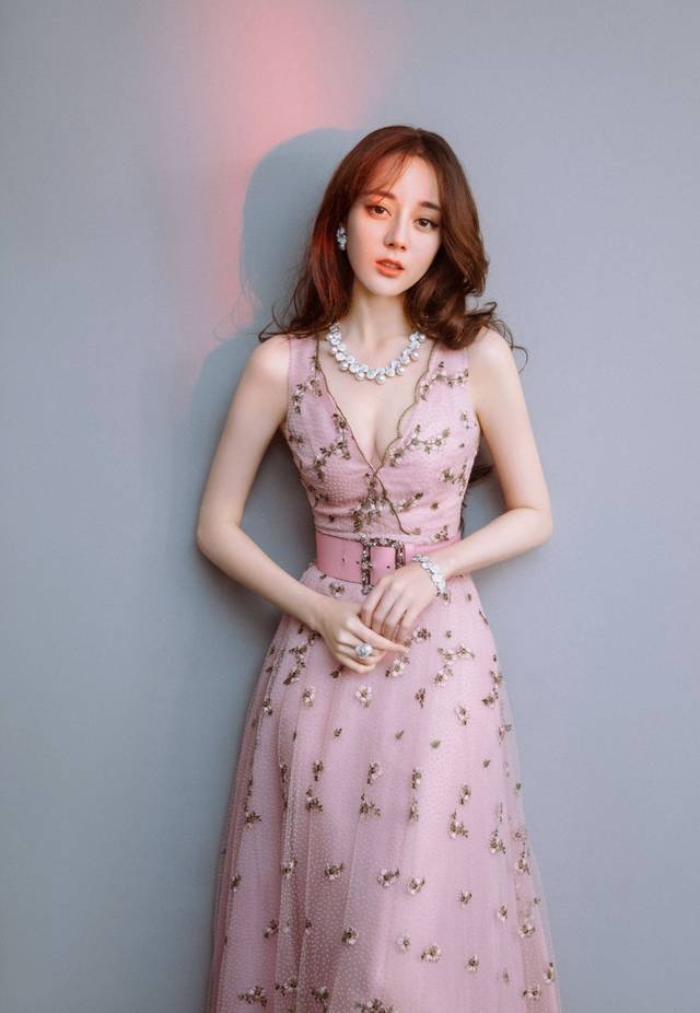 迪丽热巴好大胆！现身捞金穿深V性感长裙，人美胸更美