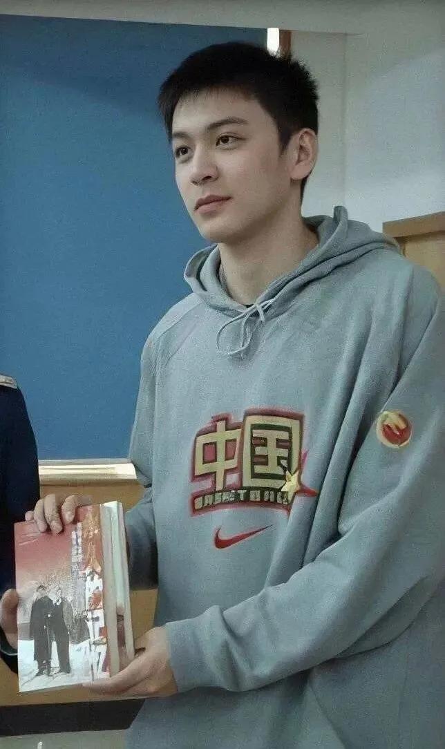 193cm体坛第一帅哥爆红，颜值惊艳：他要出道，男明星就哭吧