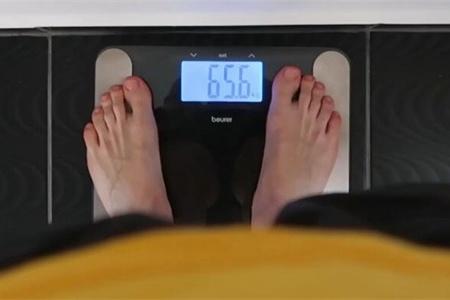 小哥为减肥只吃鸡蛋，苹果，绿茶，看他3天后的体重变化