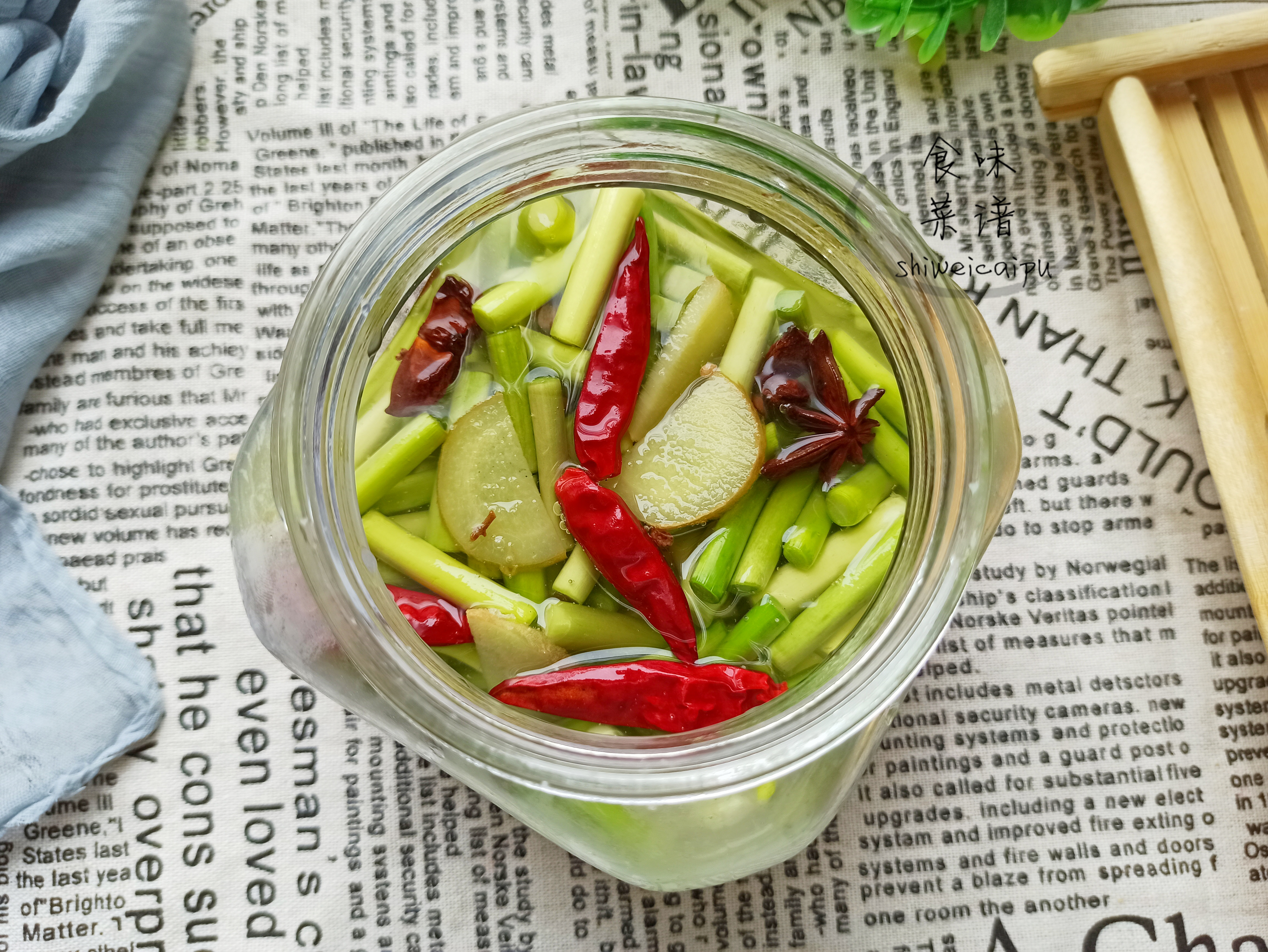 这才是腌蒜薹的正确做法，酸甜脆爽，如翡翠碧玉一般，一年坏不了