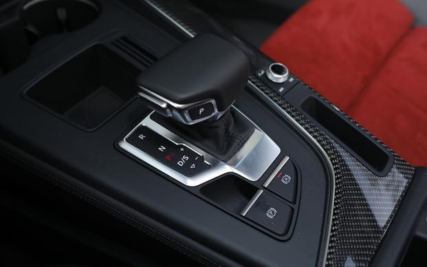 豪华动感奥迪a4l,奔驰c260和奥迪a4l试驾对比