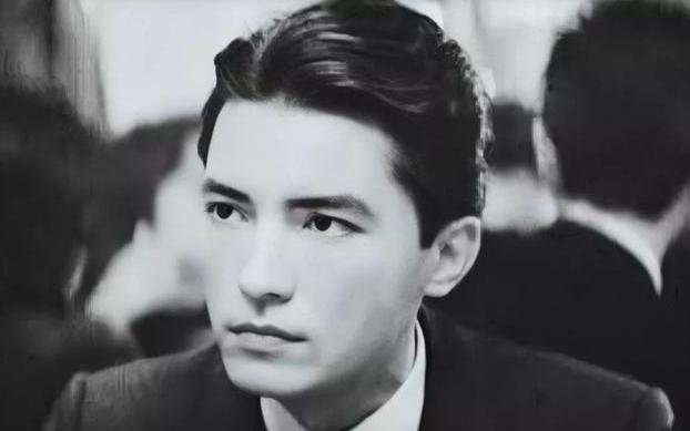 他是“最美东方男子”，曾受伤找裁缝缝8针，被挚爱拒绝孤独一生