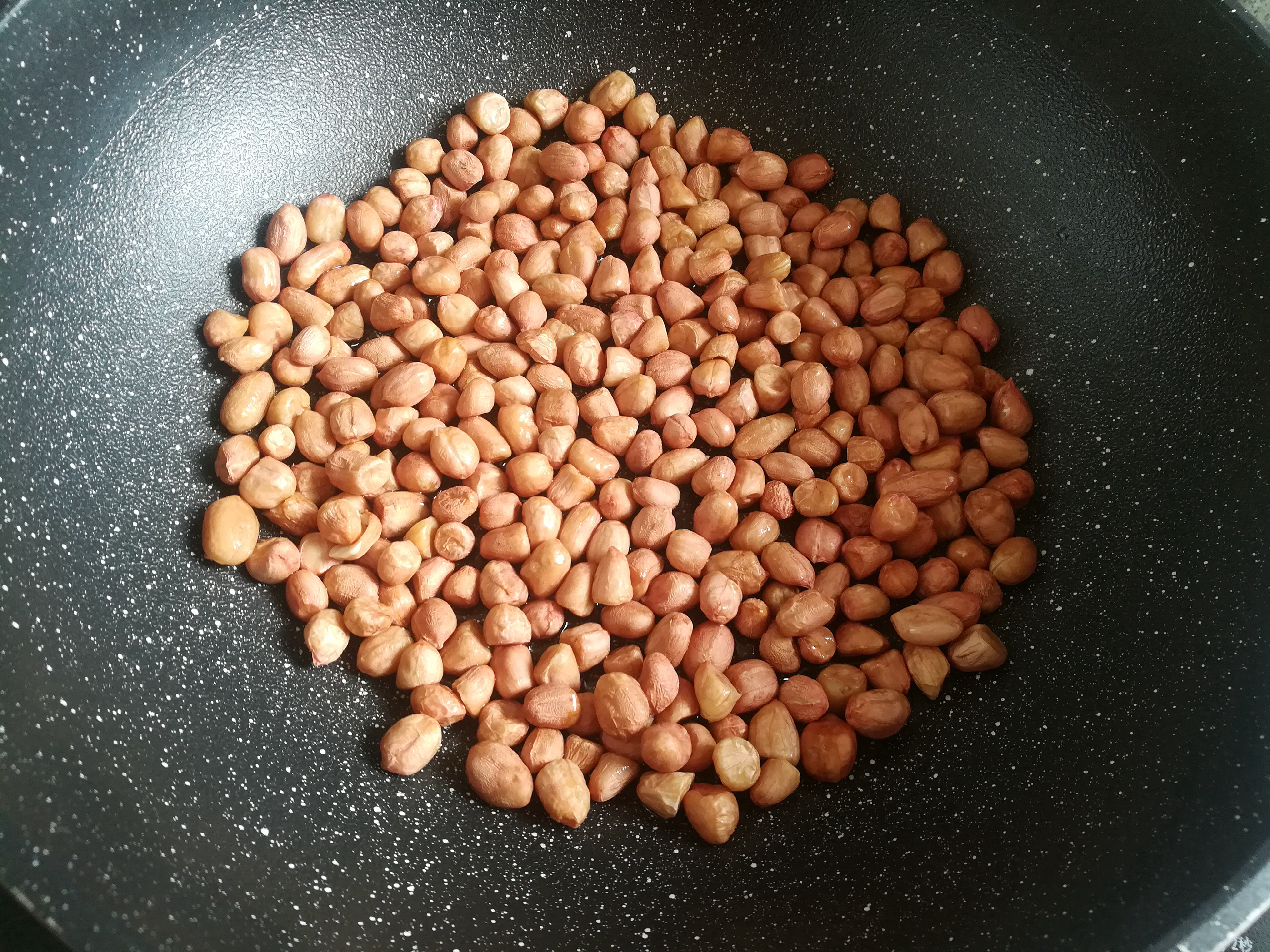 炒花生米用不用去皮,花生米必须用油炒才脆吗