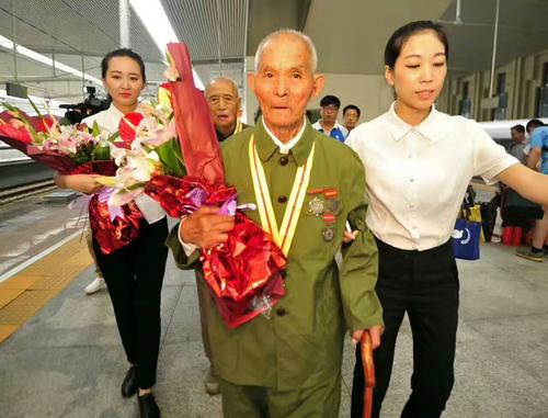 老兵坐飞机被美国人嘲笑,老兵嘲讽新兵被教训了后续